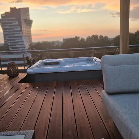 Luxury Penthouse דירה *
